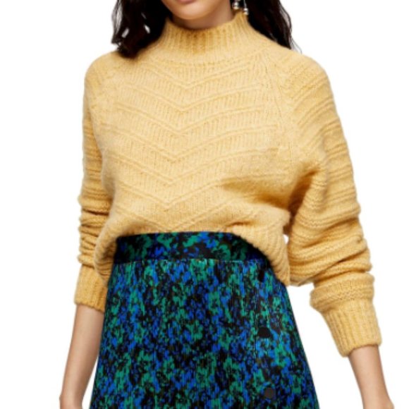 Topshop Sweaters - NWOT TOPSHOP CHEVRON CROP SWEATER